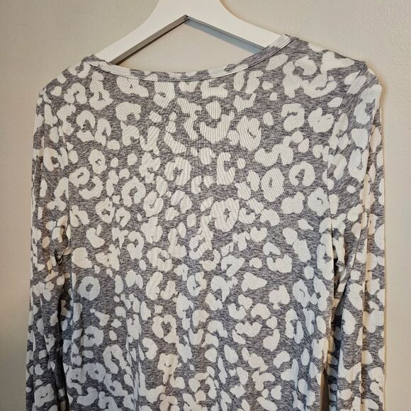 Old Navy Top Long Sleeve Gray White Leopard Print Business Casual Neutral Animal - Picture 4 of 7